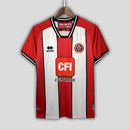 Camisa Sheffield United Home I 2023/24 Torcedor Masculina - modelo vermelho com listras brancas, uniforme principal da temporada, com escudo em destaque e design tradicional que simboliza a história do clube inglês.