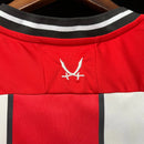 Camisa Sheffield United Home I 2023/24 Torcedor Masculina - modelo vermelho com listras brancas, uniforme principal da temporada, com escudo em destaque e design tradicional que simboliza a história do clube inglês.