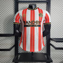 Camisa Sheffield United Comemorativa Acesso 2023/24 Jogador Masculina - modelo branco, edição especial que celebra o retorno do clube, com escudo em destaque e design exclusivo em homenagem à conquista.