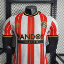 Camisa Sheffield United Comemorativa Acesso 2023/24 Jogador Masculina - modelo branco, edição especial que celebra o retorno do clube, com escudo em destaque e design exclusivo em homenagem à conquista.