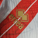 Camisa Sheffield United Comemorativa Acesso 2023/24 Jogador Masculina - modelo branco, edição especial que celebra o retorno do clube, com escudo em destaque e design exclusivo em homenagem à conquista.