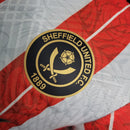 Camisa Sheffield United Comemorativa Acesso 2023/24 Jogador Masculina - modelo branco, edição especial que celebra o retorno do clube, com escudo em destaque e design exclusivo em homenagem à conquista.
