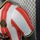 Camisa Sheffield United Comemorativa Acesso 2023/24 Jogador Masculina - modelo branco, edição especial que celebra o retorno do clube, com escudo em destaque e design exclusivo em homenagem à conquista.