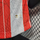 Camisa Sheffield United Comemorativa Acesso 2023/24 Jogador Masculina - modelo branco, edição especial que celebra o retorno do clube, com escudo em destaque e design exclusivo em homenagem à conquista.