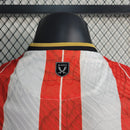 Camisa Sheffield United Comemorativa Acesso 2023/24 Jogador Masculina - modelo branco, edição especial que celebra o retorno do clube, com escudo em destaque e design exclusivo em homenagem à conquista.