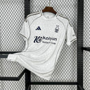 Camisa Nottingham Forest Away II 2025/26 Adidas Torcedor Masculina - modelo branco com detalhes em vermelho, uniforme alternativo da temporada, apresentando escudo em destaque e design moderno que reflete a tradição do clube