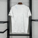 Camisa Nottingham Forest Away II 2025/26 Adidas Torcedor Masculina - modelo branco com detalhes em vermelho, uniforme alternativo da temporada, apresentando escudo em destaque e design moderno que reflete a tradição do clube