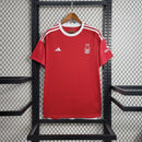 Camisa Nottingham Forest Home I 2023/24 Adidas Torcedor Masculina - modelo vermelho, uniforme principal da temporada, com escudo em destaque e design clássico que representa a história e orgulho do clube inglês.