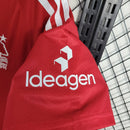 Camisa Nottingham Forest Home I 2023/24 Adidas Torcedor Masculina - modelo vermelho, uniforme principal da temporada, com escudo em destaque e design clássico que representa a história e orgulho do clube inglês.