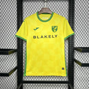 Camisa Norwich City Home I 2024/25 Torcedor Masculina - modelo amarelo com detalhes verdes, uniforme principal da temporada, com escudo em destaque e design vibrante que reflete as cores e tradição do clube.