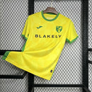 Camisa Norwich City Home I 2024/25 Torcedor Masculina - modelo amarelo com detalhes verdes, uniforme principal da temporada, com escudo em destaque e design vibrante que reflete as cores e tradição do clube.