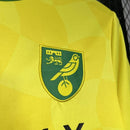 Camisa Norwich City Home I 2024/25 Torcedor Masculina - modelo amarelo com detalhes verdes, uniforme principal da temporada, com escudo em destaque e design vibrante que reflete as cores e tradição do clube.