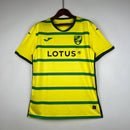 Camisa Norwich City Home I 2023/24 Torcedor Masculina - modelo amarelo com detalhes verdes, uniforme principal da temporada, apresentando escudo em destaque e design clássico que representa a identidade do clube.
