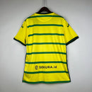 Camisa Norwich City Home I 2023/24 Torcedor Masculina - modelo amarelo com detalhes verdes, uniforme principal da temporada, apresentando escudo em destaque e design clássico que representa a identidade do clube.