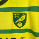 Camisa Norwich City Home I 2023/24 Torcedor Masculina - modelo amarelo com detalhes verdes, uniforme principal da temporada, apresentando escudo em destaque e design clássico que representa a identidade do clube.