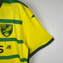 Camisa Norwich City Home I 2023/24 Torcedor Masculina - modelo amarelo com detalhes verdes, uniforme principal da temporada, apresentando escudo em destaque e design clássico que representa a identidade do clube.