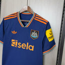 Camisa Newcastle Third III 2025/26 Adidas Torcedor Masculina - modelo azul, terceiro uniforme da temporada, com escudo em destaque e design moderno que combina tradição e estilo do clube inglês.