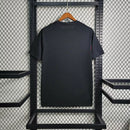 Camisa Newcastle Pré-Jogo 2023/24 Torcedor Masculina - modelo preto, camiseta de aquecimento da temporada, com escudo em destaque e design moderno que combina conforto e estilo para os torcedores