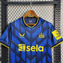 Camisa Newcastle Third III 2023/24 Torcedor Masculina - modelo azul, terceiro uniforme da temporada, com escudo em destaque e design moderno que combina tradição e estilo do clube inglês.