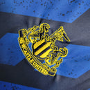Camisa Newcastle Third III 2023/24 Torcedor Masculina - modelo azul, terceiro uniforme da temporada, com escudo em destaque e design moderno que combina tradição e estilo do clube inglês.