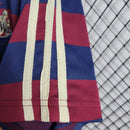 Camisa Retrô Newcastle Away II 1995/97 Torcedor Masculina - modelo clássico, uniforme de visitante da década de 90, com escudo em destaque e design nostálgico que celebra a história do clube inglês.