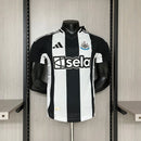 Camisa Newcastle Home I 2024/25 Adidas Jogador Masculina - modelo branco e preto com listras verticais, uniforme principal da temporada, com escudo em destaque e design moderno que mantém a tradição do clube inglês.