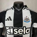 Camisa Newcastle Home I 2024/25 Adidas Jogador Masculina - modelo branco e preto com listras verticais, uniforme principal da temporada, com escudo em destaque e design moderno que mantém a tradição do clube inglês.