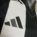 Camisa Newcastle Home I 2024/25 Adidas Jogador Masculina - modelo branco e preto com listras verticais, uniforme principal da temporada, com escudo em destaque e design moderno que mantém a tradição do clube inglês.