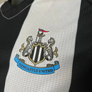 Camisa Newcastle Home I 2024/25 Adidas Jogador Masculina - modelo branco e preto com listras verticais, uniforme principal da temporada, com escudo em destaque e design moderno que mantém a tradição do clube inglês.