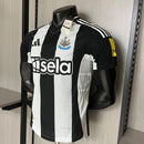 Camisa Newcastle Home I 2024/25 Adidas Jogador Masculina - modelo branco e preto com listras verticais, uniforme principal da temporada, com escudo em destaque e design moderno que mantém a tradição do clube inglês.