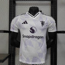 Camisa Manchester United Away II 2025/26 Adidas Jogador Masculina - modelo branco com detalhes em lilás, uniforme de visitante da temporada, com escudo em destaque e design moderno que combina elegância e tradição do clube inglês.