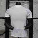 Camisa Manchester United Away II 2025/26 Adidas Jogador Masculina - modelo branco com detalhes em lilás, uniforme de visitante da temporada, com escudo em destaque e design moderno que combina elegância e tradição do clube inglês.