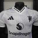 Camisa Manchester United Away II 2025/26 Adidas Jogador Masculina - modelo branco com detalhes em lilás, uniforme de visitante da temporada, com escudo em destaque e design moderno que combina elegância e tradição do clube inglês.
