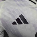 Camisa Manchester United Away II 2025/26 Adidas Jogador Masculina - modelo branco com detalhes em lilás, uniforme de visitante da temporada, com escudo em destaque e design moderno que combina elegância e tradição do clube inglês.