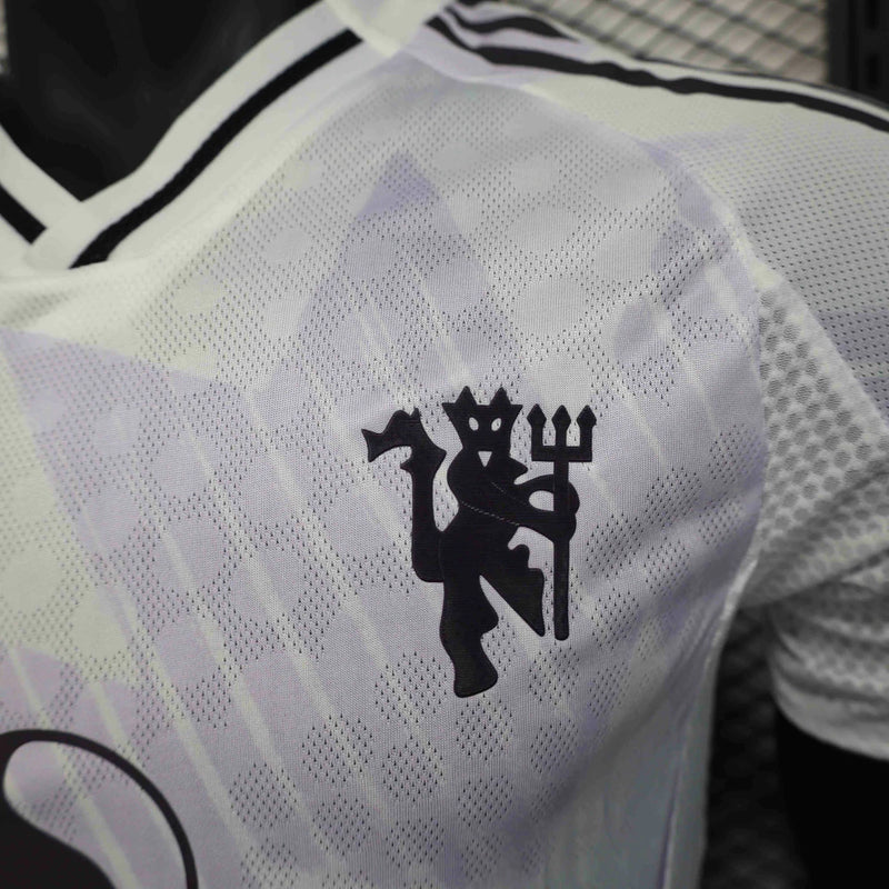 Camisa Manchester United Away II 2025/26 Adidas Jogador Masculina - modelo branco com detalhes em lilás, uniforme de visitante da temporada, com escudo em destaque e design moderno que combina elegância e tradição do clube inglês.