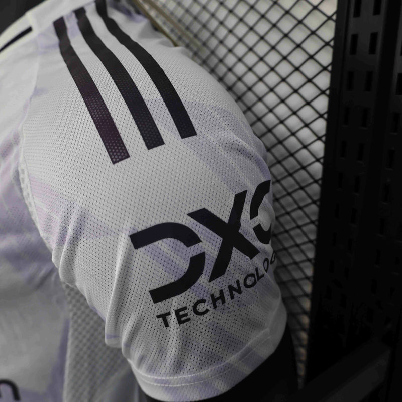 Camisa Manchester United Away II 2025/26 Adidas Jogador Masculina - modelo branco com detalhes em lilás, uniforme de visitante da temporada, com escudo em destaque e design moderno que combina elegância e tradição do clube inglês.