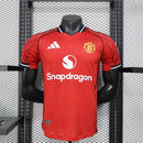 Camisa Manchester United Home I 2025/26 Adidas Jogador Masculina - modelo vermelho, uniforme principal da temporada, com escudo em destaque e design moderno que mantém a tradição e a identidade do clube inglês.
