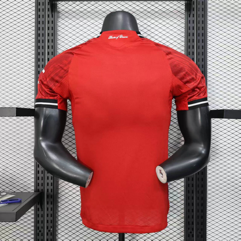Camisa Manchester United Home I 2025/26 Adidas Jogador Masculina - modelo vermelho, uniforme principal da temporada, com escudo em destaque e design moderno que mantém a tradição e a identidade do clube inglês.