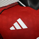 Camisa Manchester United Home I 2025/26 Adidas Jogador Masculina - modelo vermelho, uniforme principal da temporada, com escudo em destaque e design moderno que mantém a tradição e a identidade do clube inglês.