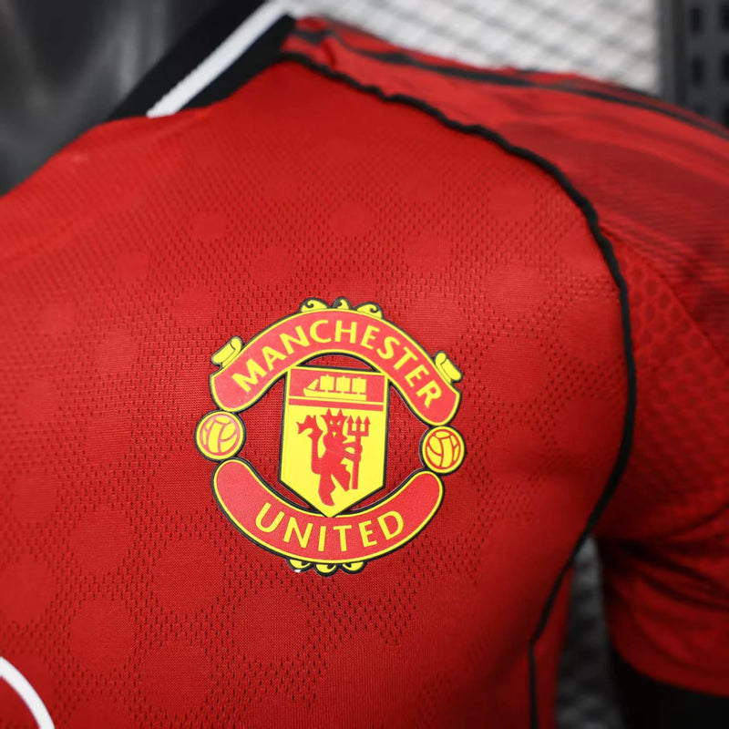 Camisa Manchester United Home I 2025/26 Adidas Jogador Masculina - modelo vermelho, uniforme principal da temporada, com escudo em destaque e design moderno que mantém a tradição e a identidade do clube inglês.