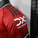 Camisa Manchester United Home I 2025/26 Adidas Jogador Masculina - modelo vermelho, uniforme principal da temporada, com escudo em destaque e design moderno que mantém a tradição e a identidade do clube inglês.