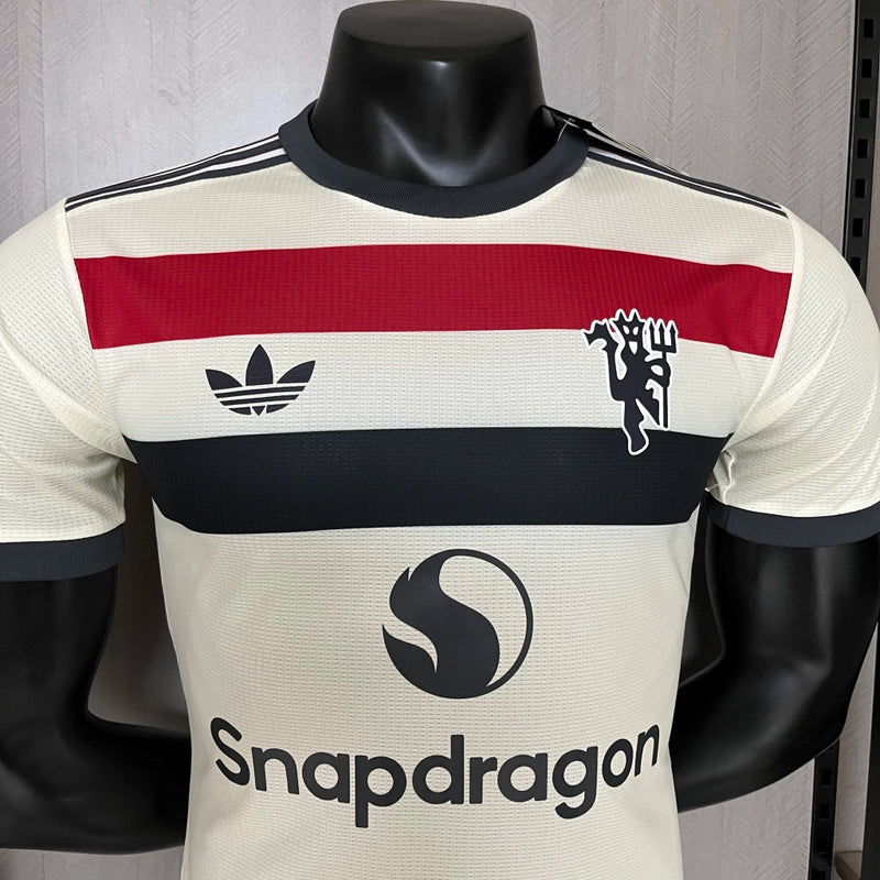 Camisa Manchester United Third III 2024/25 Adidas Jogador Masculina - modelo branco, terceiro uniforme da temporada, com escudo em destaque e design moderno que combina tradição e inovação do clube inglês.