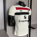 Camisa Manchester United Third III 2024/25 Adidas Jogador Masculina - modelo branco, terceiro uniforme da temporada, com escudo em destaque e design moderno que combina tradição e inovação do clube inglês.