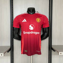 Camisa Manchester United Home I 2024/25 Adidas Jogador Masculina - modelo vermelho, uniforme principal da temporada, com escudo em destaque e design clássico que representa a tradição e o orgulho do clube inglês.