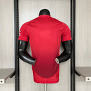 Camisa Manchester United Home I 2024/25 Adidas Jogador Masculina - modelo vermelho, uniforme principal da temporada, com escudo em destaque e design clássico que representa a tradição e o orgulho do clube inglês.