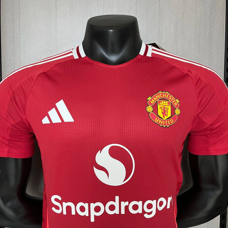 Camisa Manchester United Home I 2024/25 Adidas Jogador Masculina - modelo vermelho, uniforme principal da temporada, com escudo em destaque e design clássico que representa a tradição e o orgulho do clube inglês.