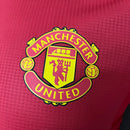 Camisa Manchester United Home I 2024/25 Adidas Jogador Masculina - modelo vermelho, uniforme principal da temporada, com escudo em destaque e design clássico que representa a tradição e o orgulho do clube inglês.