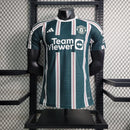 Camisa Manchester United Away II 2023/24 Adidas Jogador Masculina - modelo verde com detalhes escuros, uniforme de visitante da temporada, com escudo em destaque e design moderno que une tradição e estilo do clube inglês.