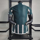 Camisa Manchester United Away II 2023/24 Adidas Jogador Masculina - modelo verde com detalhes escuros, uniforme de visitante da temporada, com escudo em destaque e design moderno que une tradição e estilo do clube inglês.