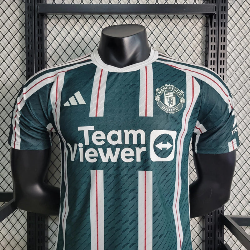 Camisa Manchester United Away II 2023/24 Adidas Jogador Masculina - modelo verde com detalhes escuros, uniforme de visitante da temporada, com escudo em destaque e design moderno que une tradição e estilo do clube inglês.